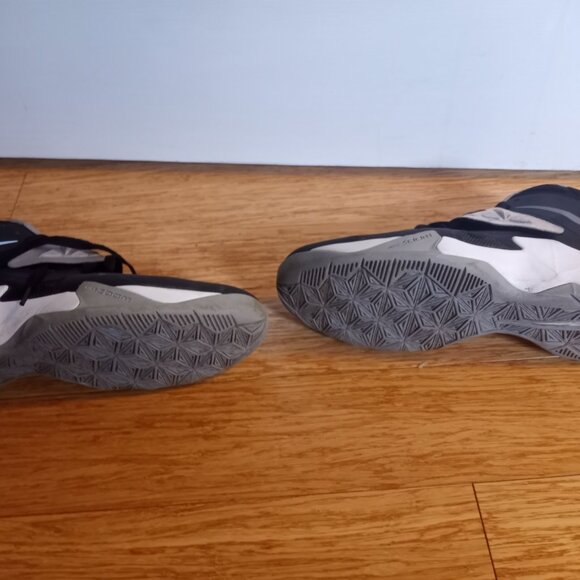 Basketball sneakers - Picture 4 of 4